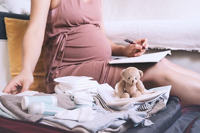 出産準備の持ち物を確認する妊婦さん
