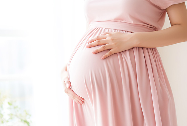 おなかに手を添える妊婦さん