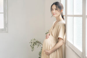 おなかをさする妊婦さん